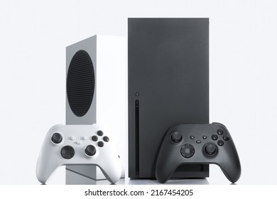 Consolas y controladores de juego en blanco y negro sobre fondo blanco