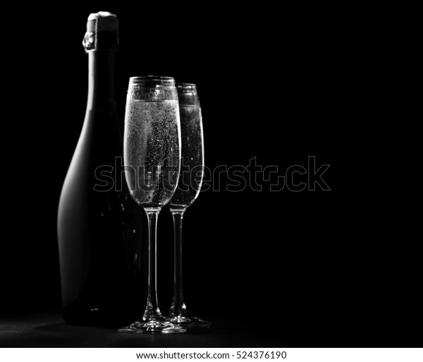 白黒の背景に2つのワイングラスとシャンパンとシャンパンのボトルの画像 輪郭とハイライト の写真素材 今すぐ編集