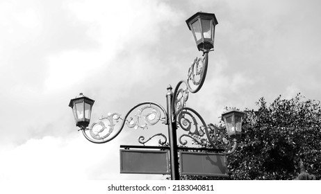  Black And White Iron Craft Sign Post With 3 Street Lamp 