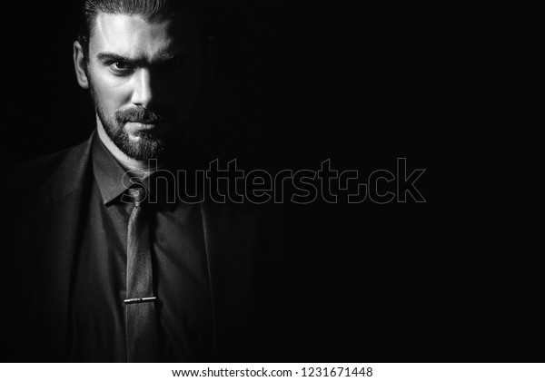 白黒の男性のポートレート 黒いシャツと黒い背景にネクタイをした黒いクラシックスーツの男性 黒髪の青年 の写真素材 今すぐ編集