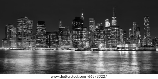 Schwarz Weisses Panoramabild Von Manhattan Bei Nacht Stockfoto Jetzt Bearbeiten