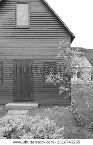 Black and white photo of a First Period New England building from the 17th c Imagine de stoc © 