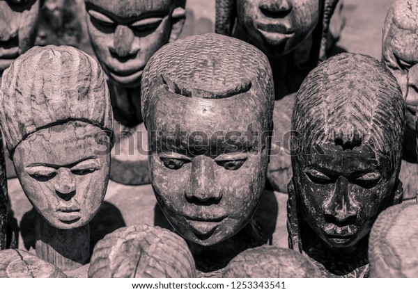 アコデセワ ブードゥー教フェティッシュ市場にある木のブードゥー教の人形頭の白黒写真 の写真素材 今すぐ編集