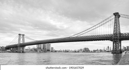 Black and white picture of Williamsburg Bridge, New York City, USA.