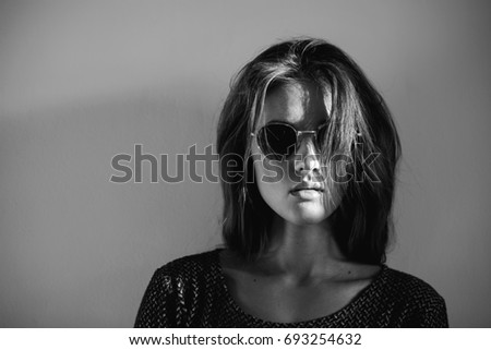Black and white portrait of a beautiful woman in sunglasses