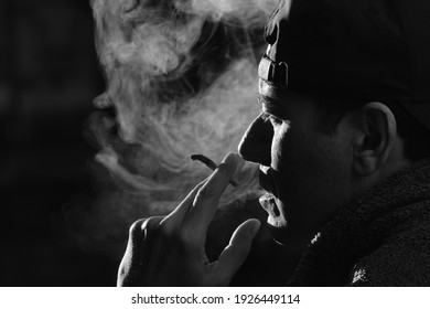 Schwarz-Weiß-Portrait des Rauchens