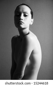 Schwarz-Weiß-Portrait von nackter eleganter Mädchen. Studioaufnahme.