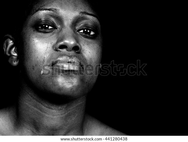 黒い背景にポーズを取る 涙ぐむアフリカ系アメリカ人の女性の白黒のポートレート の写真素材 今すぐ編集