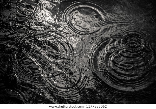 水たまりに落ちる雨の白黒のテクスチャー の写真素材 今すぐ編集