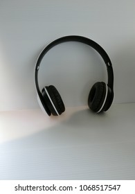 Black and White Wireless Headset 