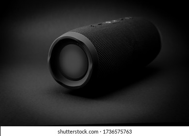 Altavoz portátil inalámbrico negro con fondo negro