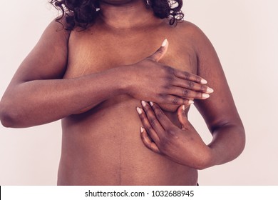 Schwarze kontrolliert ihre Brüste auf Klumpen