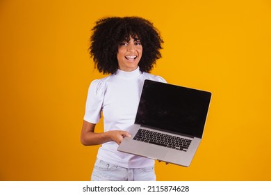 2,047 Girl Displaying Laptop With Blank Black Screen Images, Stock 