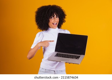 2,047 Girl displaying laptop with blank black screen Images, Stock ...