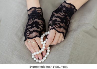 Black Women's Lace Gloves With Pearl Necklace