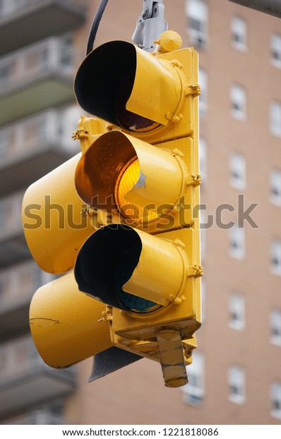 Black and yellow\
traffic lights in New\
York