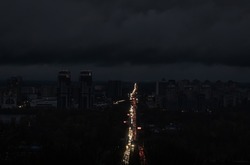 Coupure De Courant Dans La Capitale Ukrainienne Kiev. Rues De La Capitale Sans éclairage De Rue. Seules Les Lumières Des Voitures De Passage Sont Visibles.