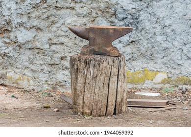 The blacksmith's old anvil. The anvil stands on a vertical log.