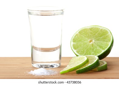 sal y limon en un vaso