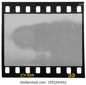 35 mm dicker 35-mm-Filmstreifen auf Weiß mit Kratzern und cooler Lichtreflexion. Fotoverkäufer der alten Schule.