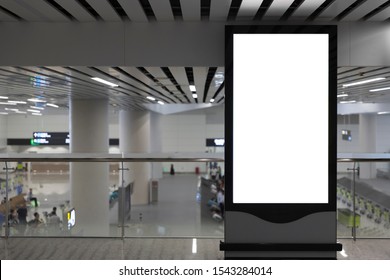 Panneau d'affichage vierge à l'intérieur du métro ou de l'hôtel d'aéroport, maquette publicitaire, panneau d'information publique. Arrière-Plan flou 