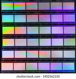 schwarz-weißer 35-mm-Filmstreifen auf beschädigtem Flachbildscanner mit kühlen Interferenzen beim Scannen auf dem alten Material.