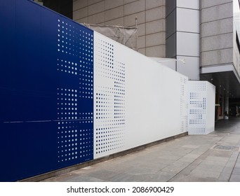 Blank empty construction hoarding space for advertisement mockup. Construction site area in the CBD. - Shutterstock ID 2086900429