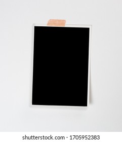 Пустая фоторамка polaroid с мягкими тенями и скотчем, изолированная на белом бумажном фоне в качестве шаблона для презентаций графических дизайнеров, портфолио и т. Д.