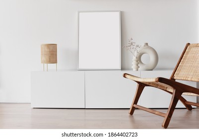 Leerer Bilderrahmen, der auf eine weiße Wand gemustert wurde. Wohnzimmerdesign. Blick auf die moderne skandinavische Inneneinrichtung mit Stuhl. Wohnungsbau und Minimalismus-Konzept