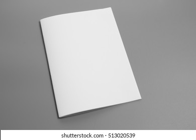 Portret alb A4. broșură revistă izolată pe fundal gri, schimbabilă/hârtie albă izolată pe gri