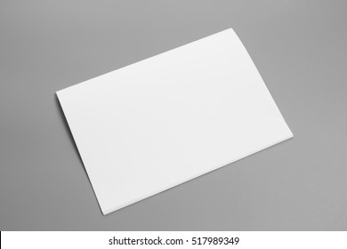 Retrato em branco A4. revista de folheto isolado em cinza, fundo mutável/papel branco isolado em cinza