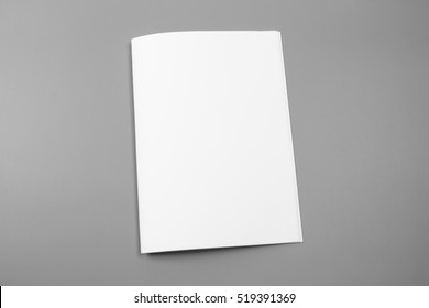 Retrato em branco A4. revista de folheto isolado em cinza, fundo mutável/papel branco isolado em cinza