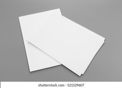 Blank portret A4. brochure magazine geïsoleerd op grijs, verwisselbare achtergrond/wit papier geïsoleerd op grijs
