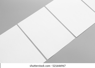 Leeres Porträt A4. Broschüre einzeln auf grauem, veränderlichem Hintergrund / weißes Papier einzeln auf Grau