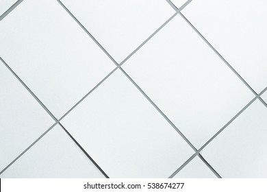 Ritratto bianco A4. rivista brochure isolato su sfondo grigio, intercambiabile/carta bianca isolata su grigio