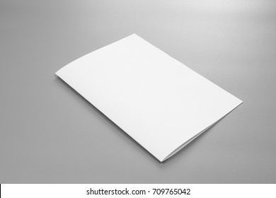 Blank portret A4. brochure magazine geïsoleerd op grijs, verwisselbare achtergrond/wit papier geïsoleerd op grijs
