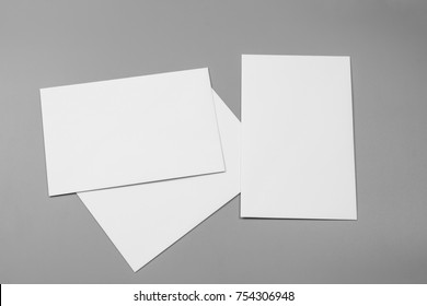 Leeres Porträt. veränderbarer Hintergrund / weißes Papier einzeln auf Grau. Identitätsdesign, Firmenvorlagen, Firmenstil, Set von Broschetten, Faltblatt für weißes Faltpapier