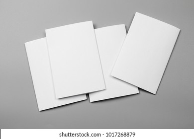Blank portret machetat-up hârtie. revista broșură izolată pe fundal gri, schimbabilă/hârtie albă izolată pe gri