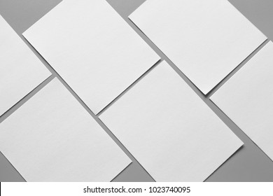 Papel de maquete de retrato em branco. revista de folheto isolado em cinza, fundo mutável/papel branco isolado em cinza