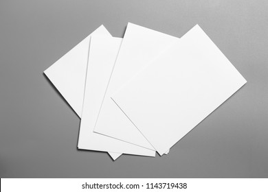 Leeres Portrait-Mockup-Papier. Broschüre einzeln auf grauem, veränderlichem Hintergrund / weißes Papier einzeln auf Grau