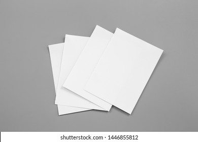 Leeres Portrait-Mockup-Papier. Broschüre einzeln auf grauem, veränderbarem Hintergrund / weißes Papier einzeln auf Grau