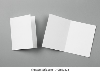 Κενό πορτρέτο μακέτα χαρτί. Περιοδικό φυλλάδιο απομονωμένο σε γκρι, μεταβλητό φόντο/λευκό χαρτί απομονωμένο σε γκρι