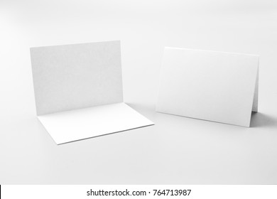 Blank portret machetat-up hârtie. revista broșură izolată pe fundal gri, schimbabilă/hârtie albă izolată pe gri