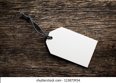 the blank price tag label on wooden background