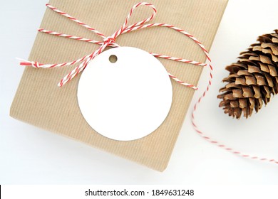 Blank round Christmas gift tag mockup, product label mockup, gift box, top view.