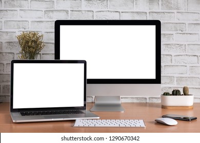 Blauer Bildschirm von allem in einem Computer und Laptop-Computer mit Smartphone und Kaktusvase auf weißem Hintergrund