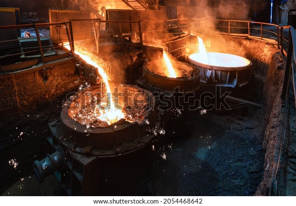 Blast furnace slag and pig iron tapping.\
Molten metal and slag are poured into a\
ladle.
