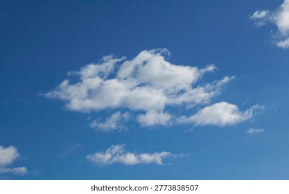 Ble sky with white clouds