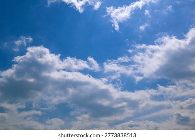 Ble sky with white clouds
