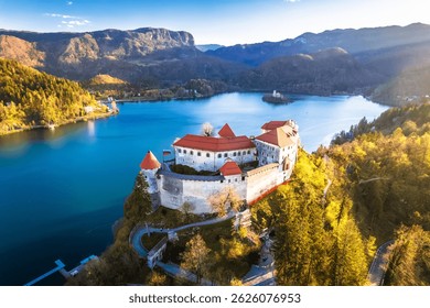 Castillo de Bled en la roca sobre la vista panorámica del lago Aéreas, paisaje montañoso de Eslovenia